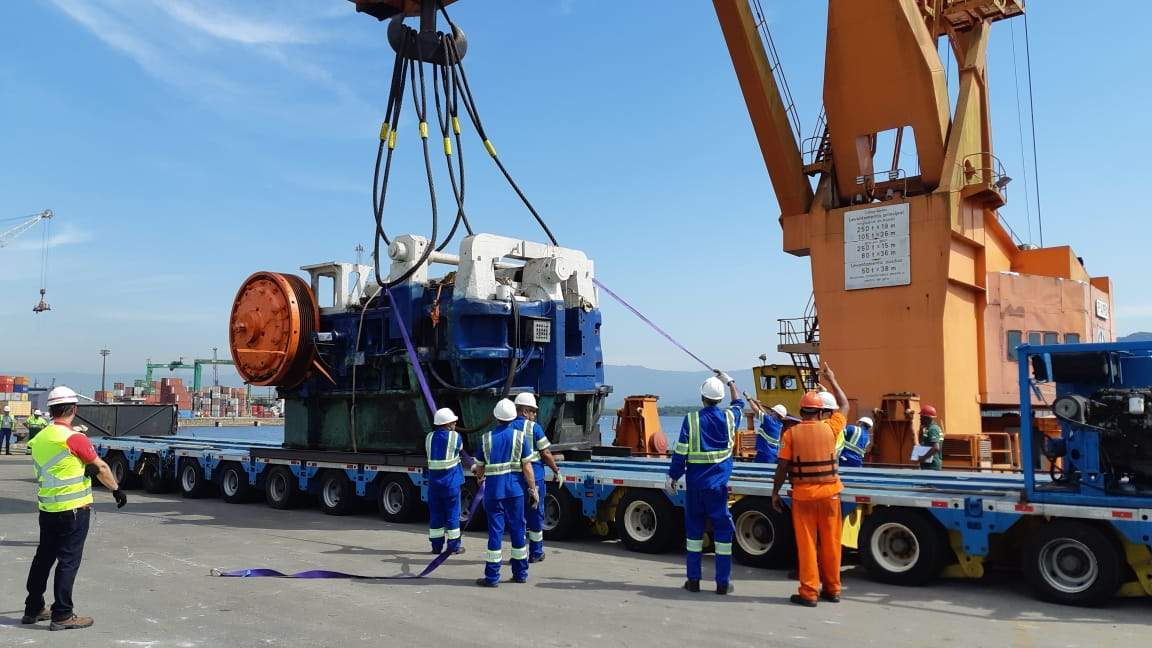 La carga se descargó directamente del barco a un camión modular